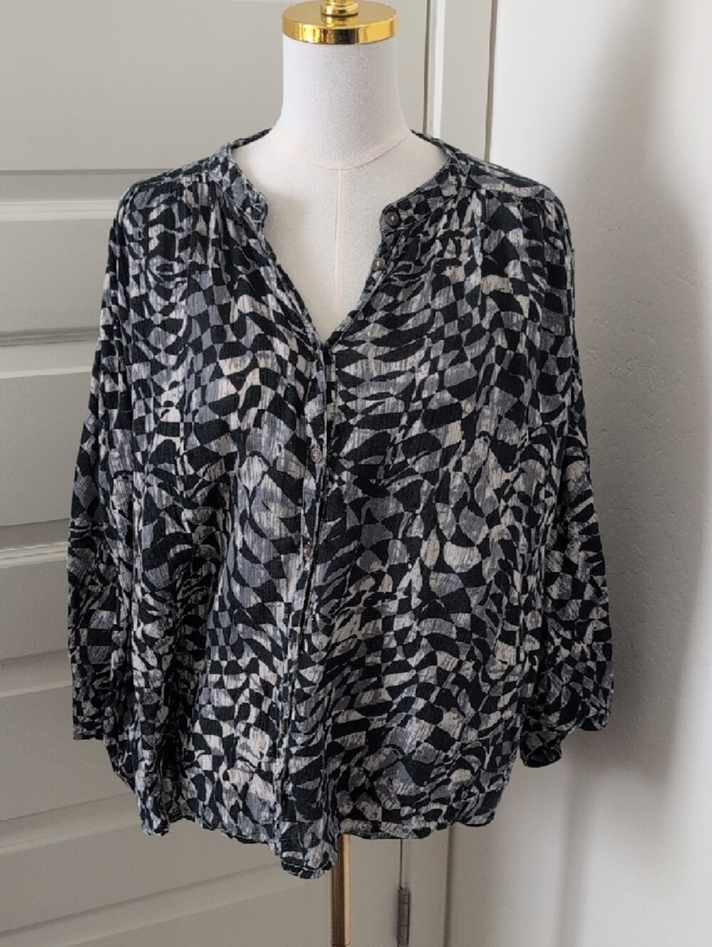 PILCRO Sidney Batwing Sleeve Abstract Print Blouse Black White and Grey Size XL - Picture 2 of 11